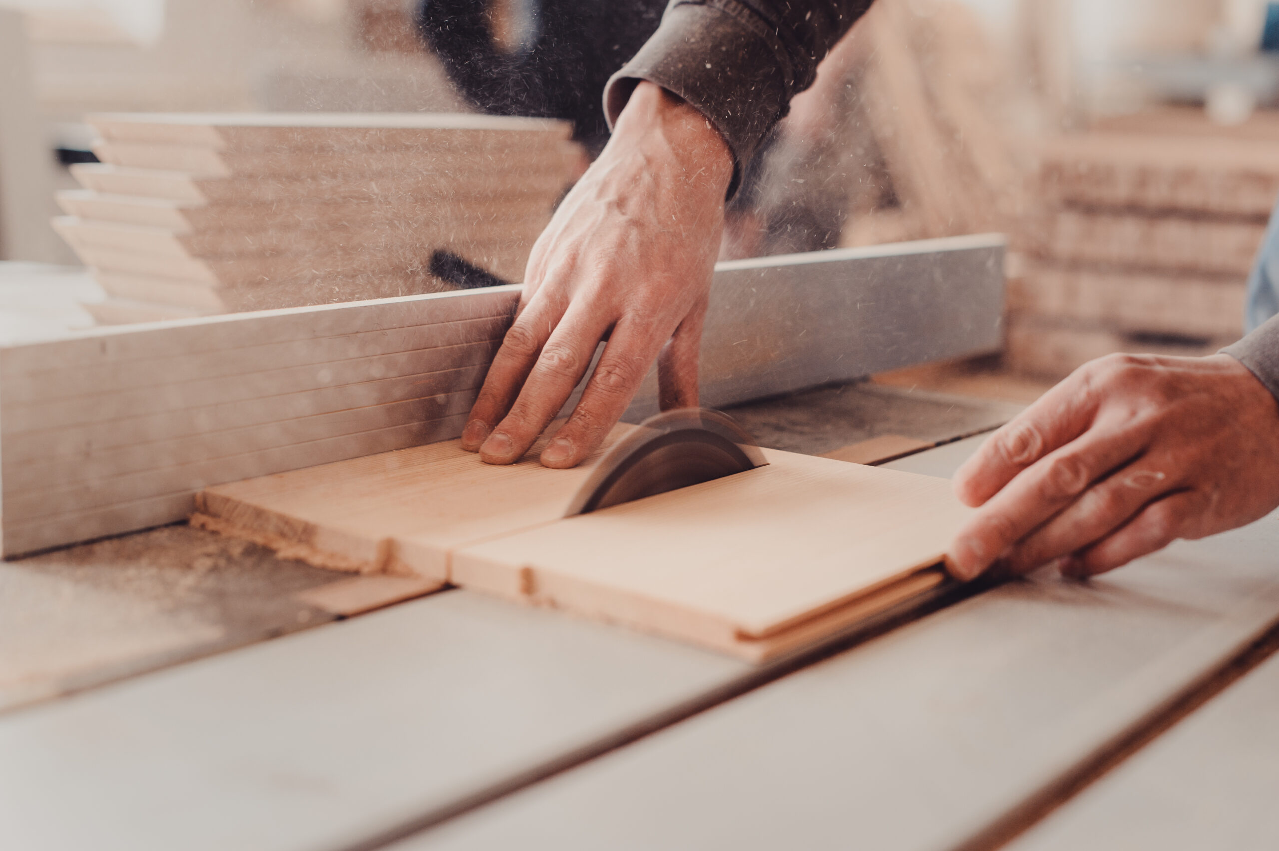 Die Magie des Holzes: Wie Schreinerarbeiten die Ästhetik Ihres Zuhauses veredeln